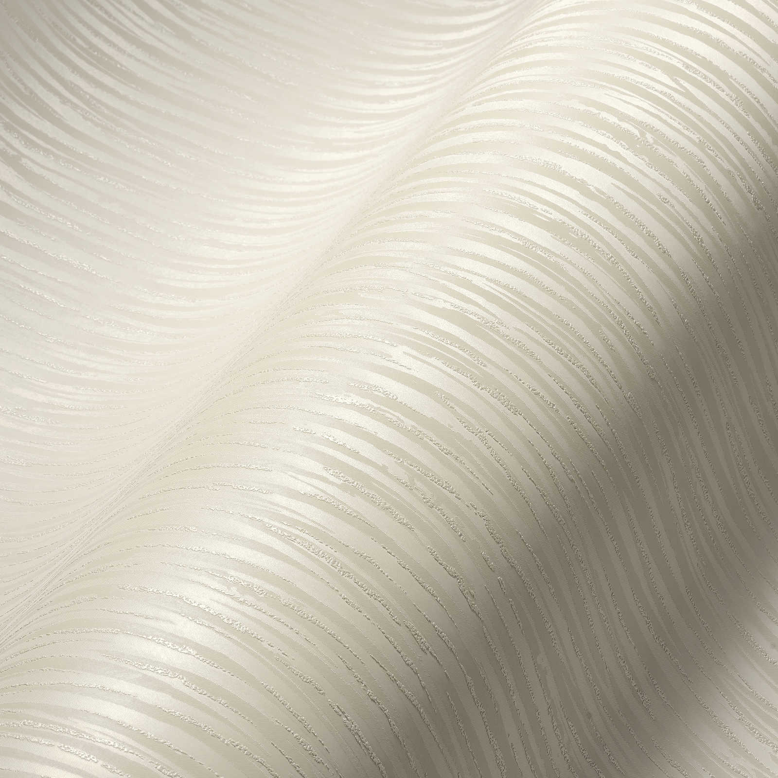             Papier peint uni crème avec éclat métallique & design hachuré
        