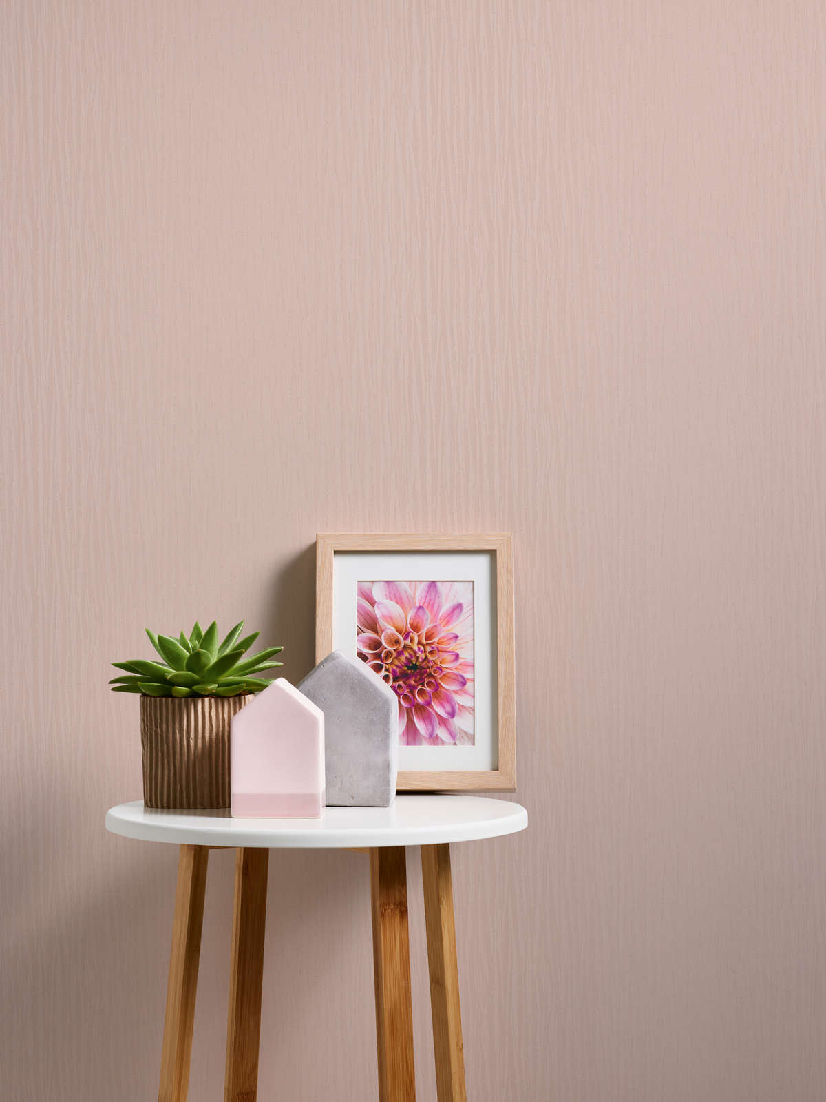             Papel pintado no tejido de color rosa pastel con brillo metálico y diseño de colores
        