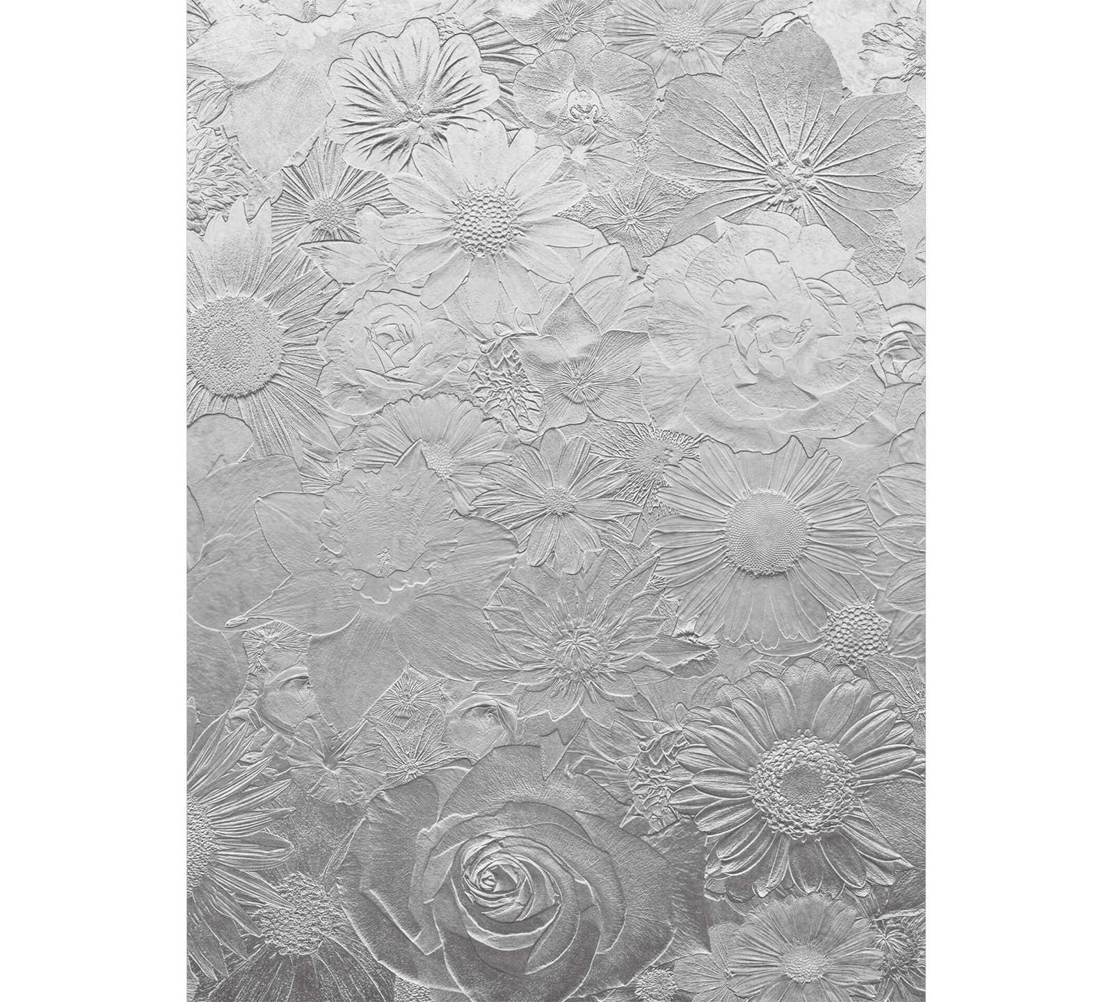 Papel pintado estrecho de flores en plata
