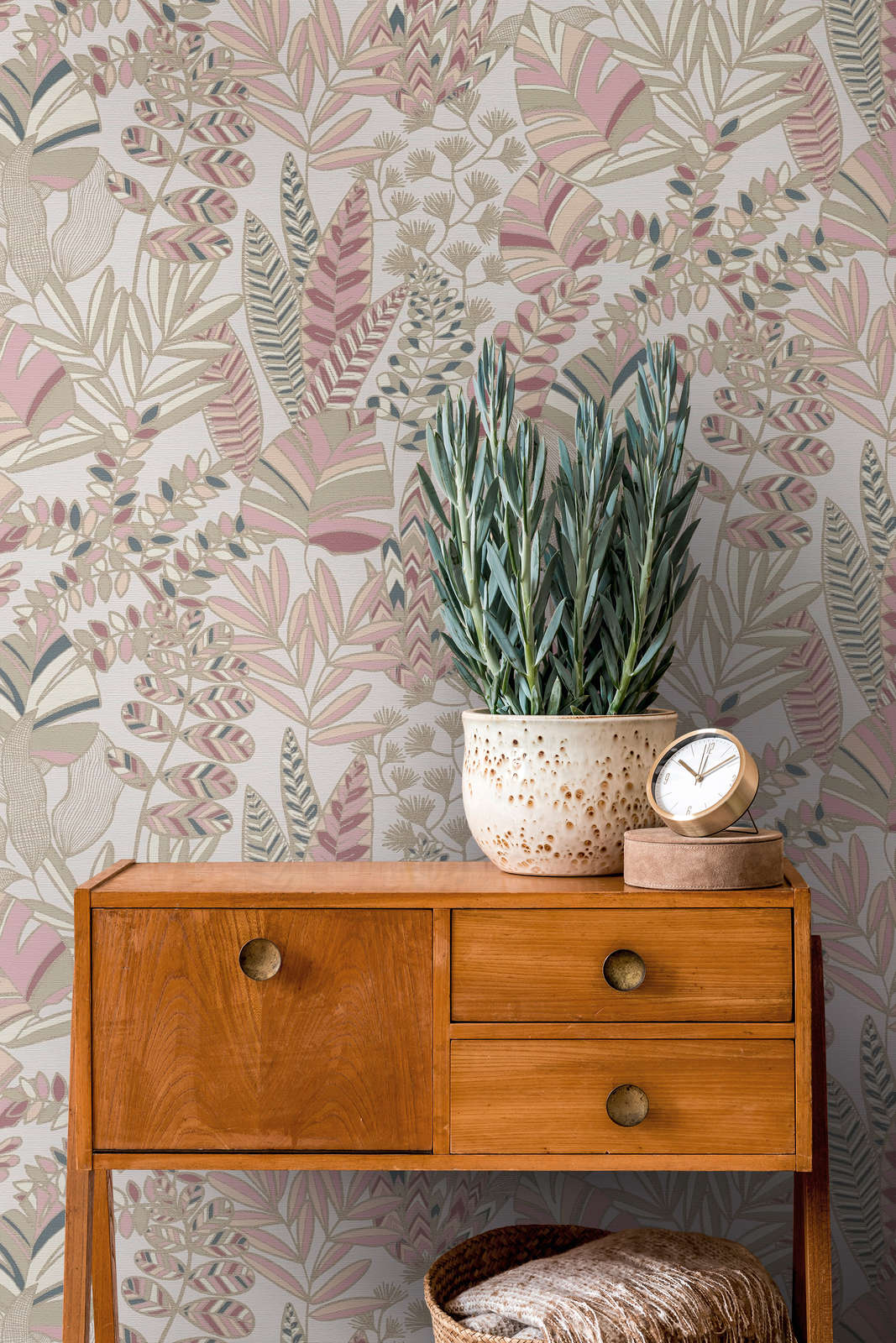             Non-woven wallpaper with large leaves in a light sheen - pink, white, gold
        