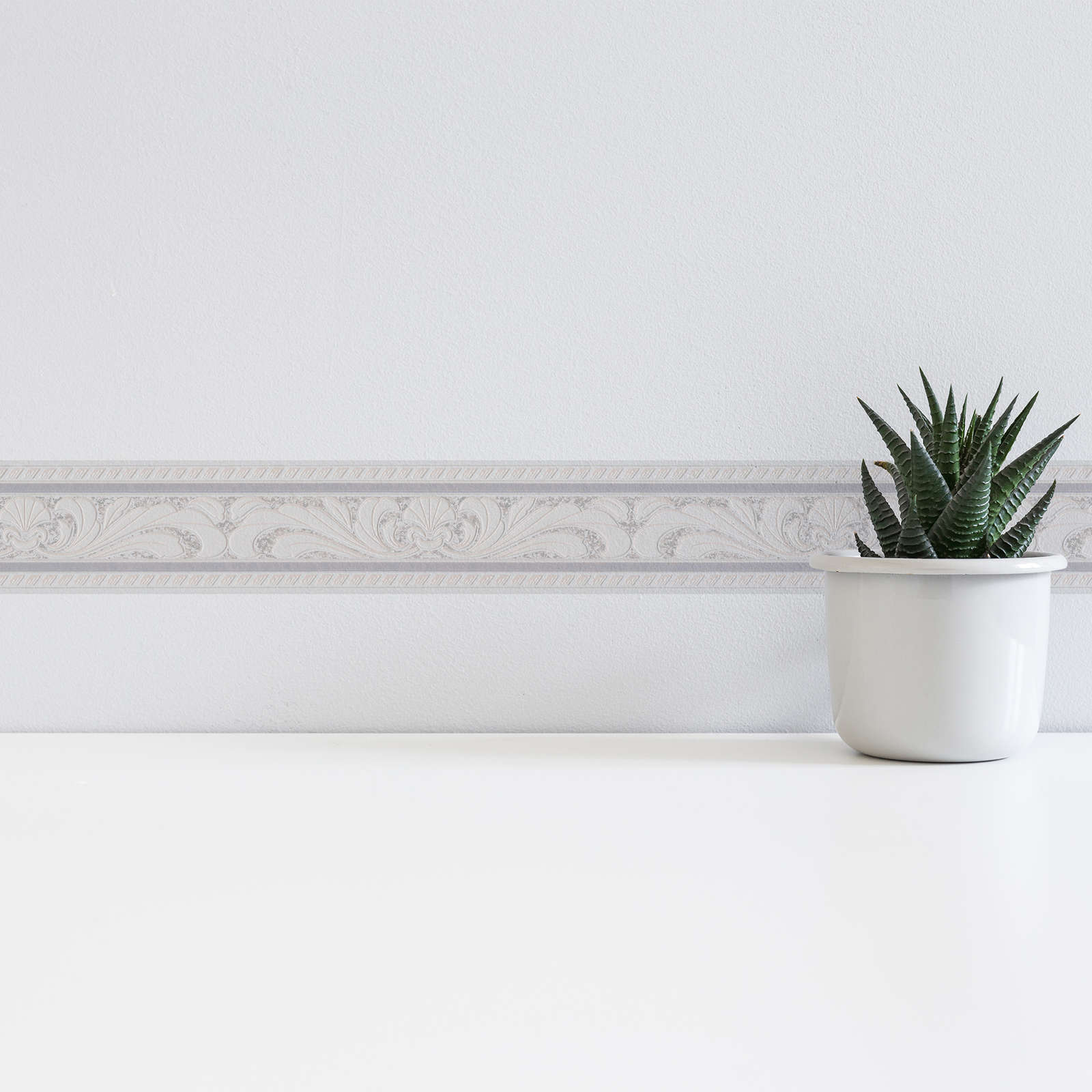             Wallpaper border with classicism design - cream, white
        