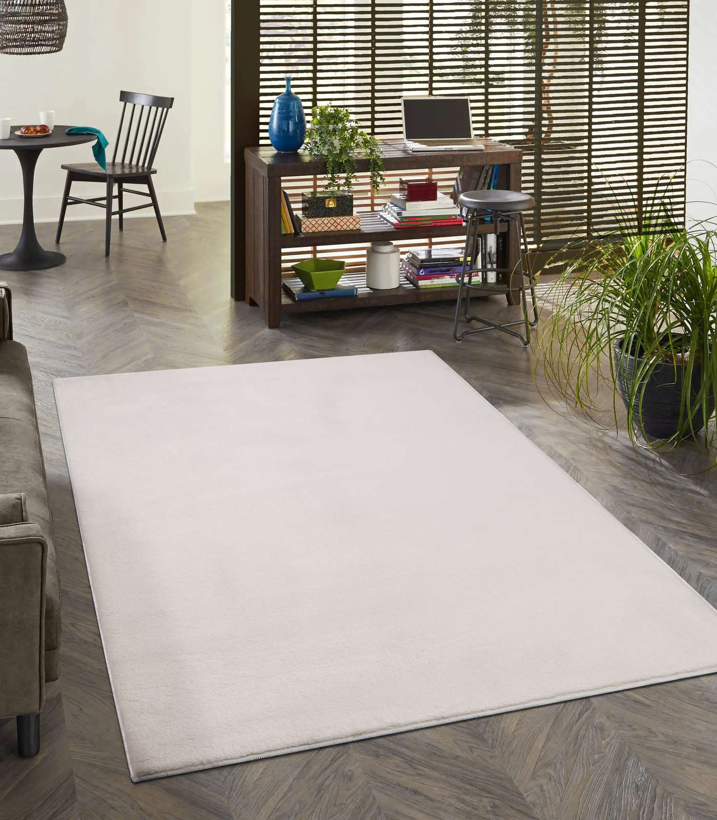             Plain high pile carpet in soft beige - 340 x 240 cm
        