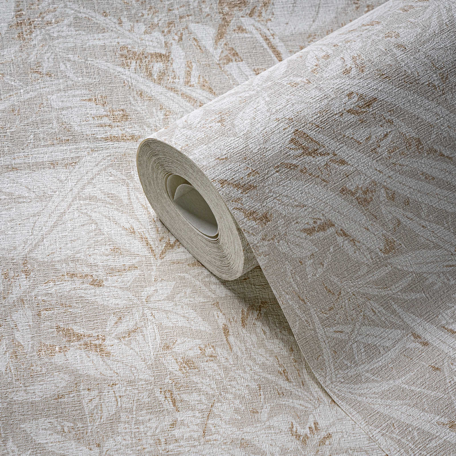             Jungle wallpaper in soft colours with leaf pattern - beige, white, gold
        