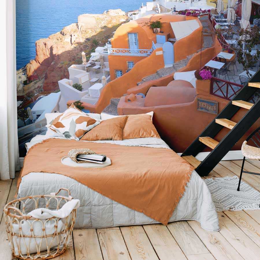 Papier peint panoramique terrasse sur la côte de Santorin - nacre intissé lisse
