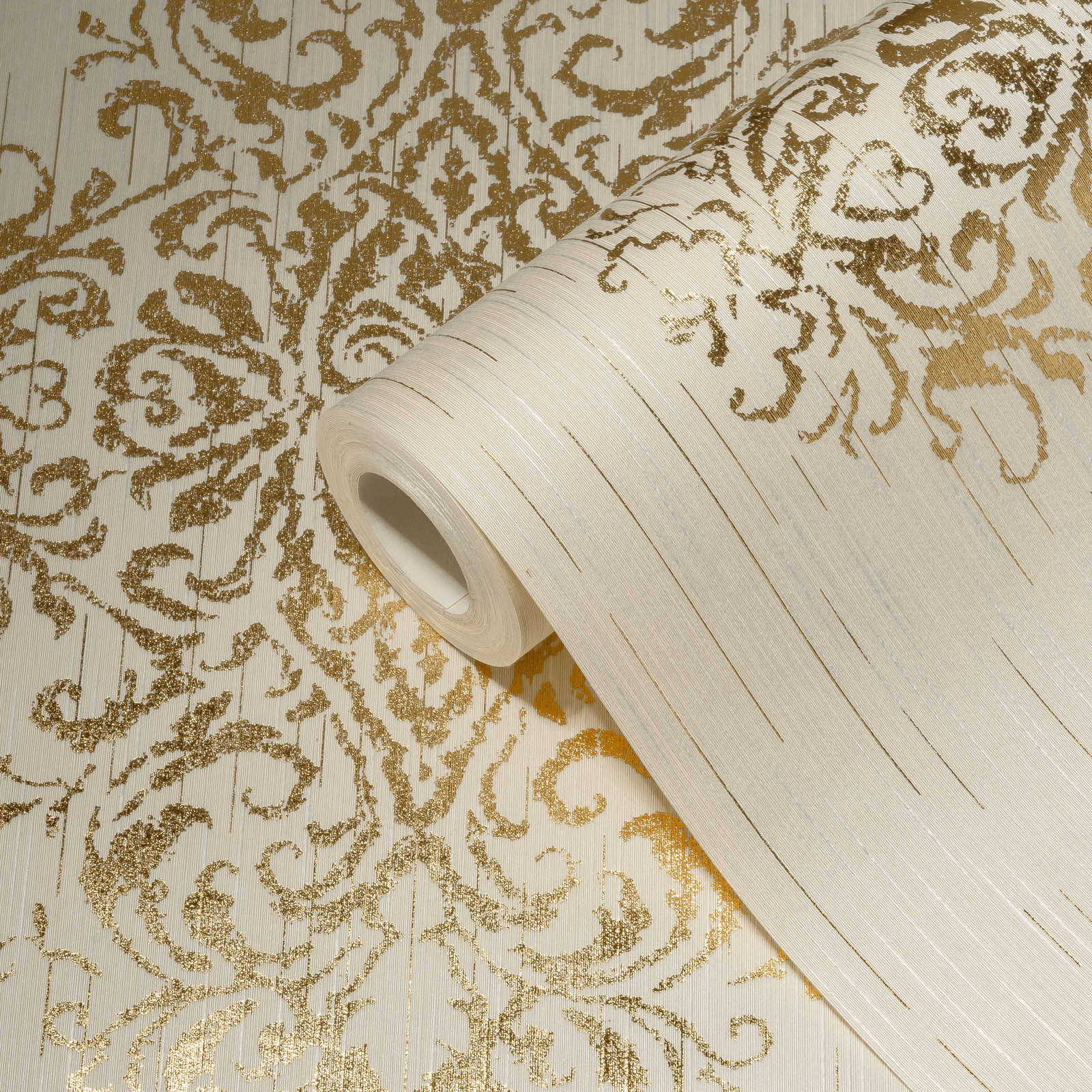             Papier peint ornemental avec effet métallique, look usé - crème, or
        
