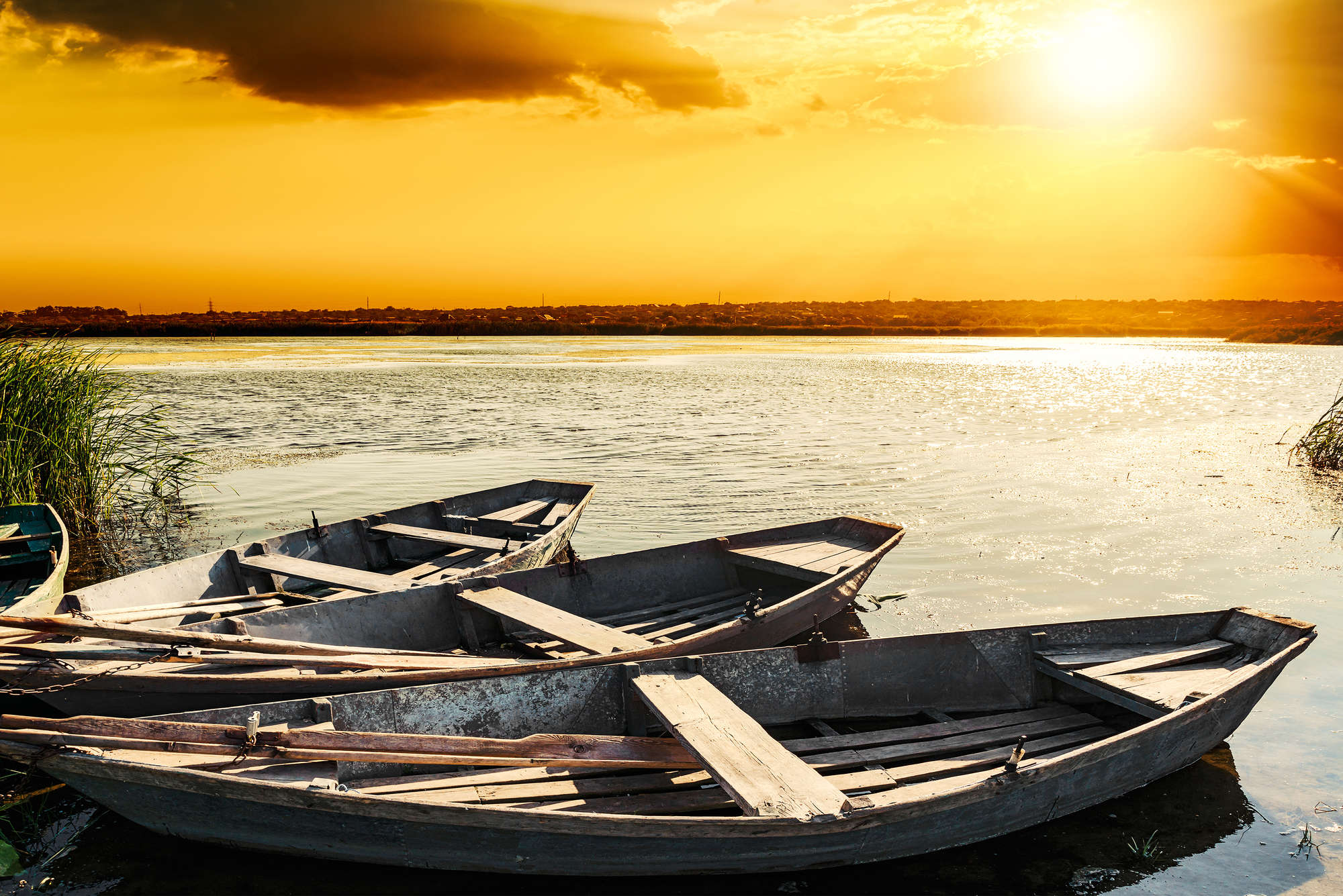             Natuurbehang houten boten op het meer op parelmoer glad vlies
        