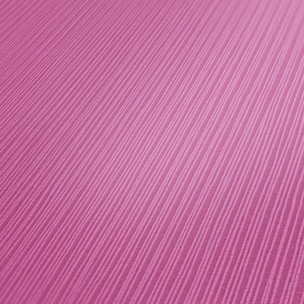             Papel pintado violeta con diseño de líneas y estructura
        