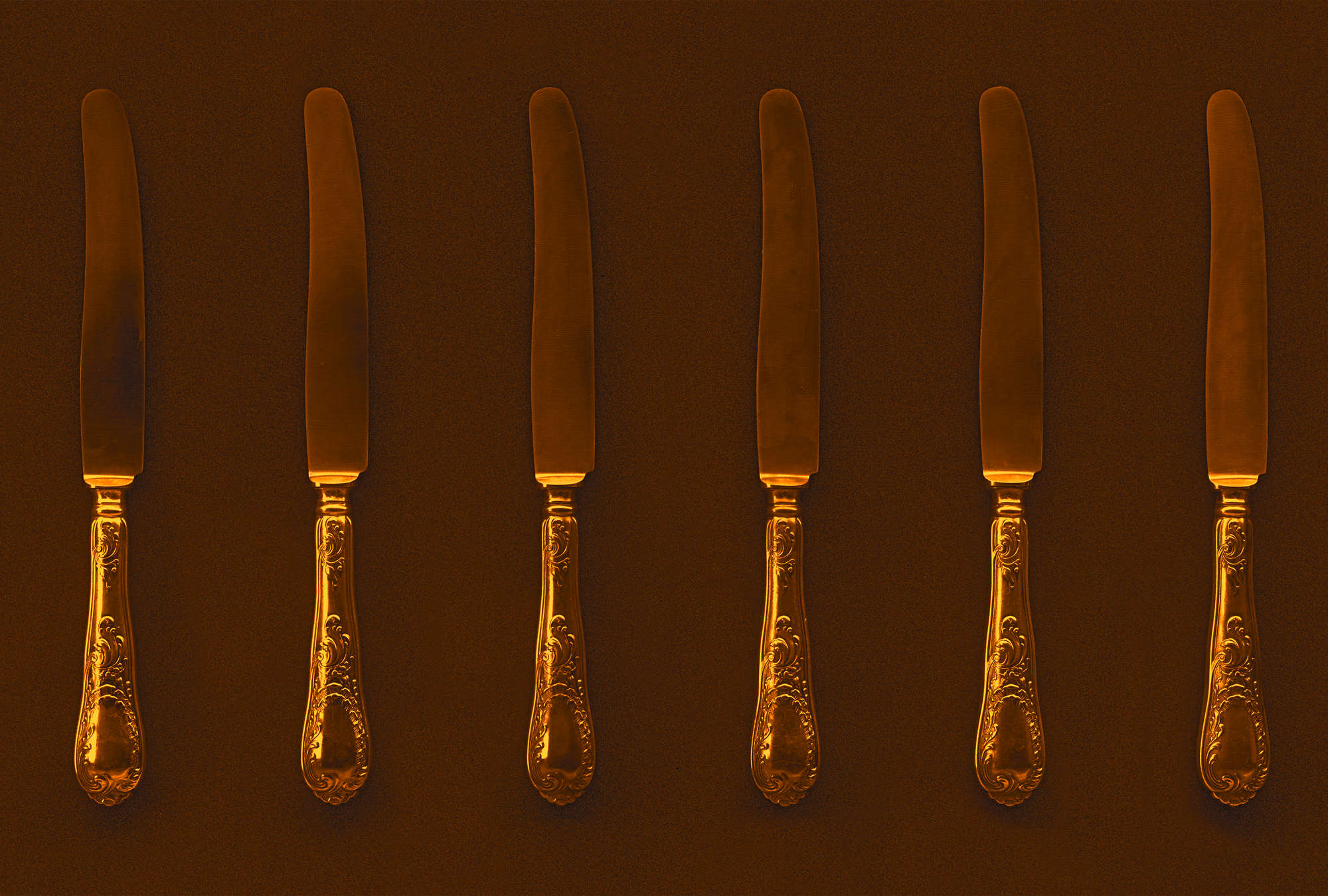             Papel pintado de cocina naranja y marrón con cuchillos antiguos
        