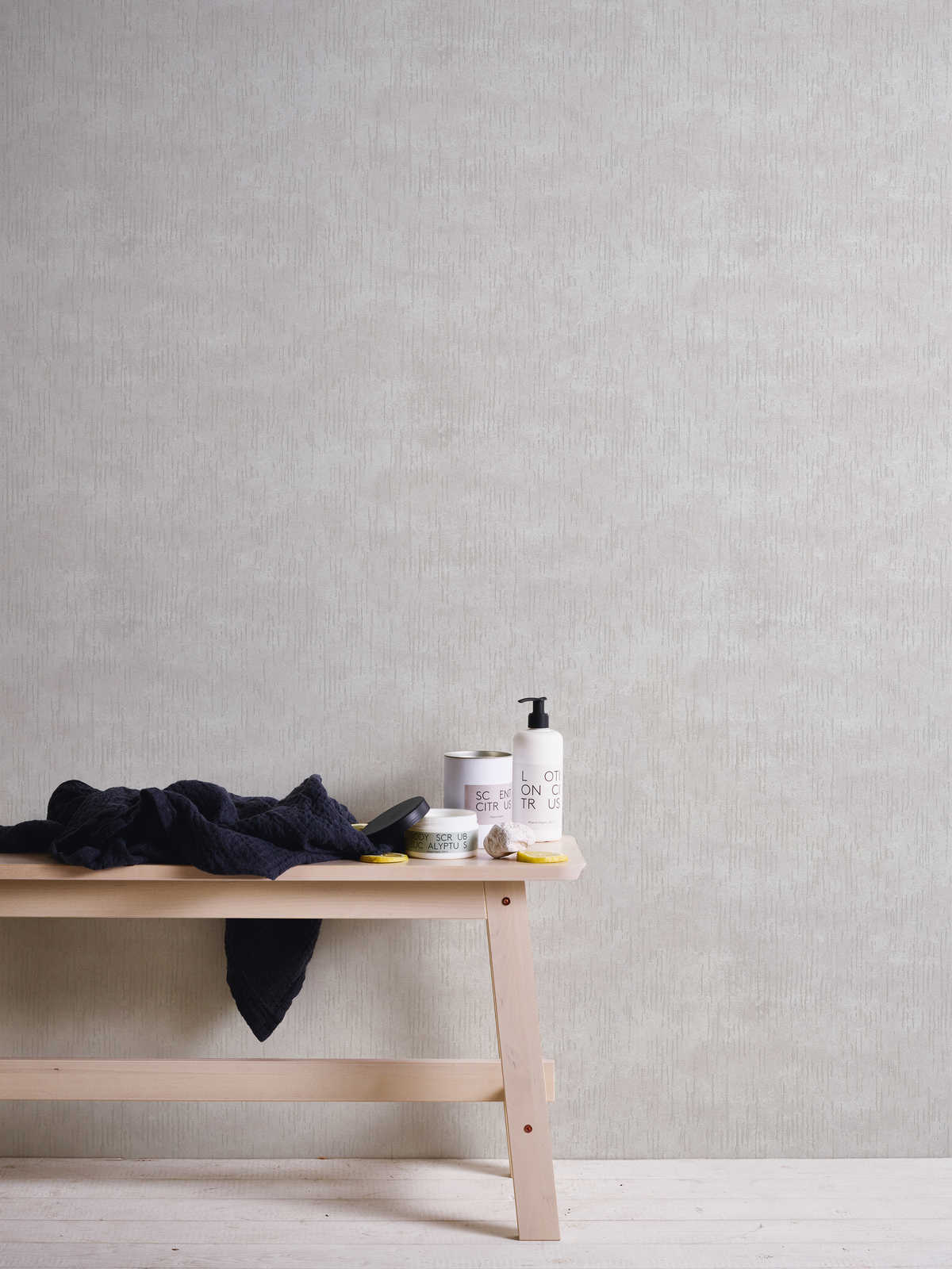             Glossy texture wallpaper with metallic pattern - beige, cream, metallic
        