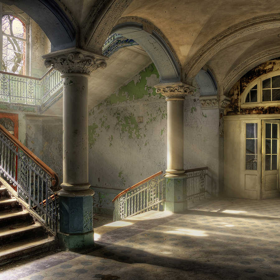Papier peint panoramique vintage vieille villa cage d'escalier sur intissé nacré lisse

