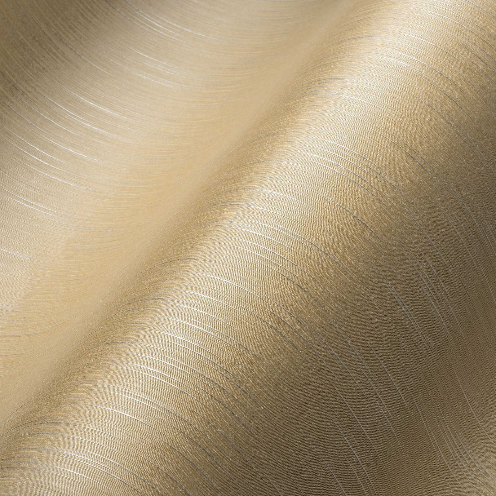             Papel pintado liso no tejido de color crema con efecto metálico y estructura textil
        