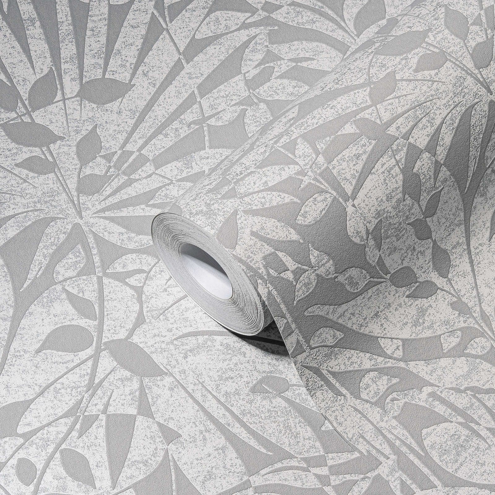             Papel pintado de hojas grises con detalles de estructura y efecto metálico
        
