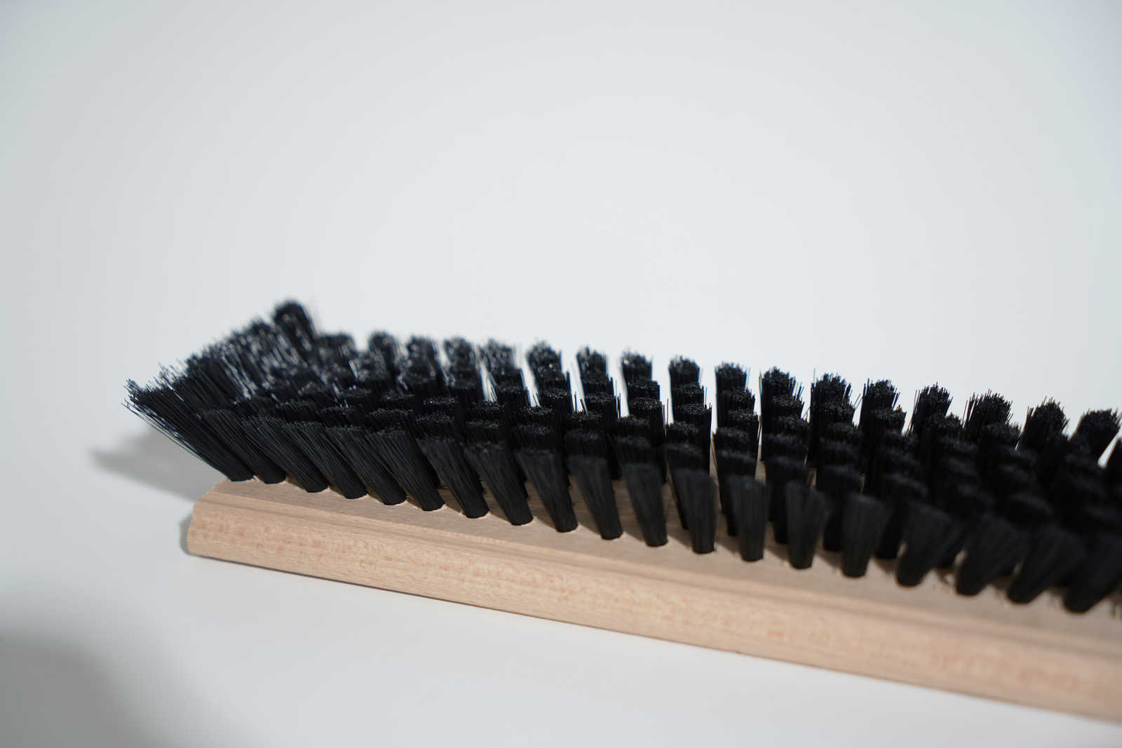             Wallpaper brush 23,5cm x 6cm wood with synthetic bristles
        