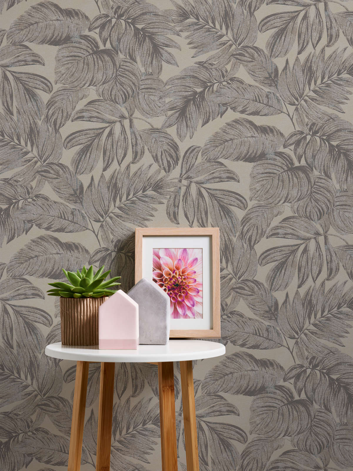             Non-woven wallpaper with jungle leaf pattern - brown, grey, beige
        