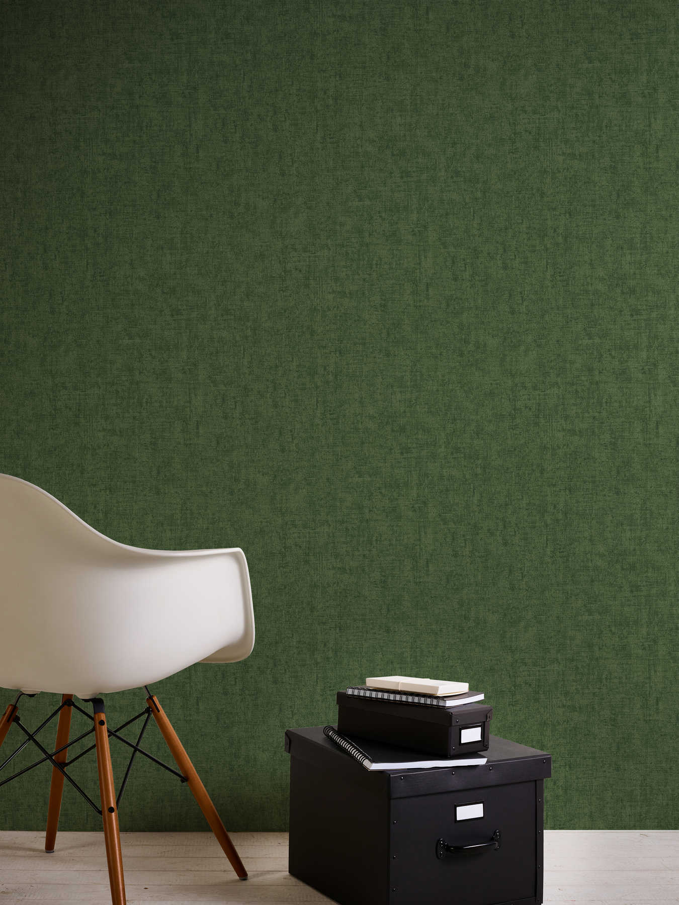             Papier peint uni vert jungle chiné avec gaufrage structuré
        