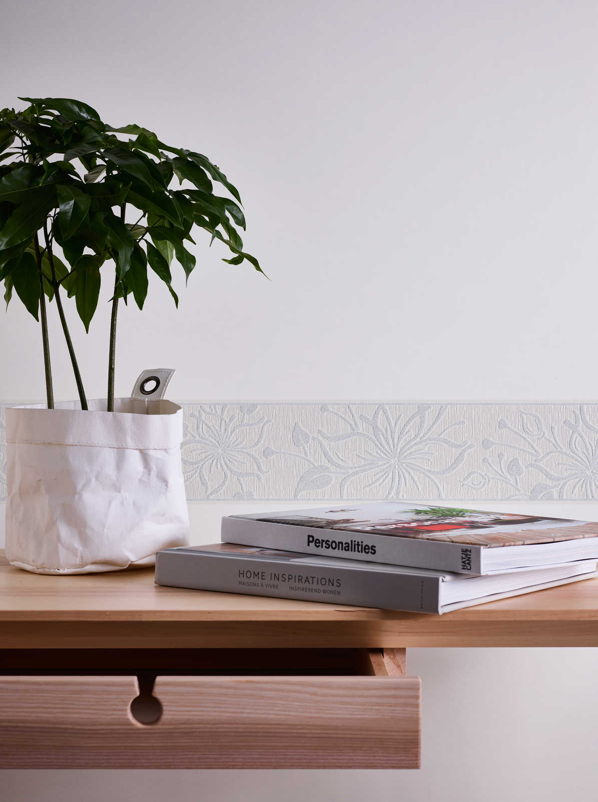             Bordure de papier peint blanc avec motif à fleurs & design structuré
        