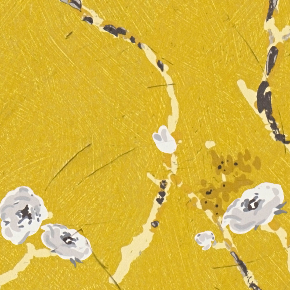             Geel behang met bloeiende takken in tekenstijl
        