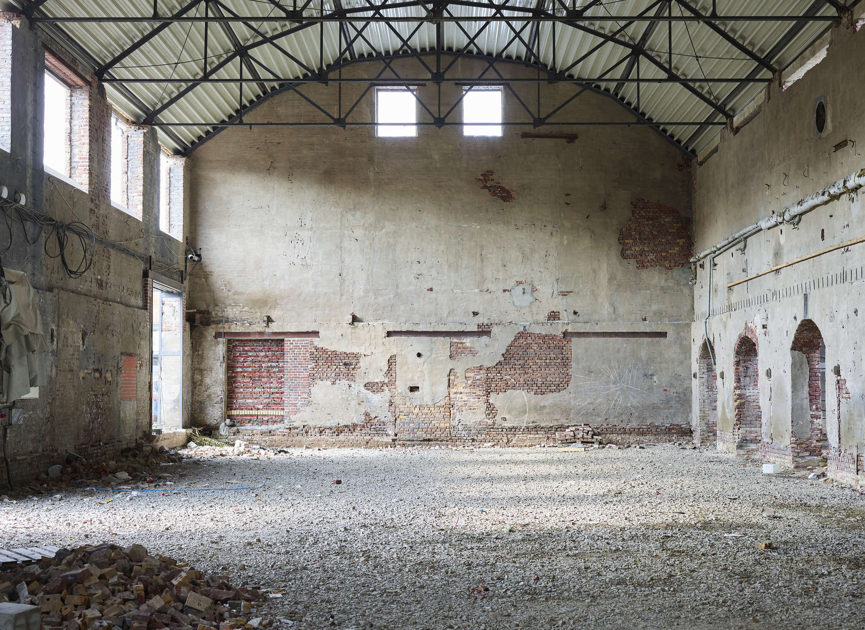             Papier peint panoramique avec hangar industriel abandonné - beige, marron
        