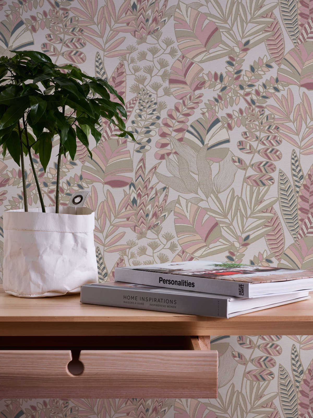             Non-woven wallpaper with large leaves in a light sheen - pink, white, gold
        