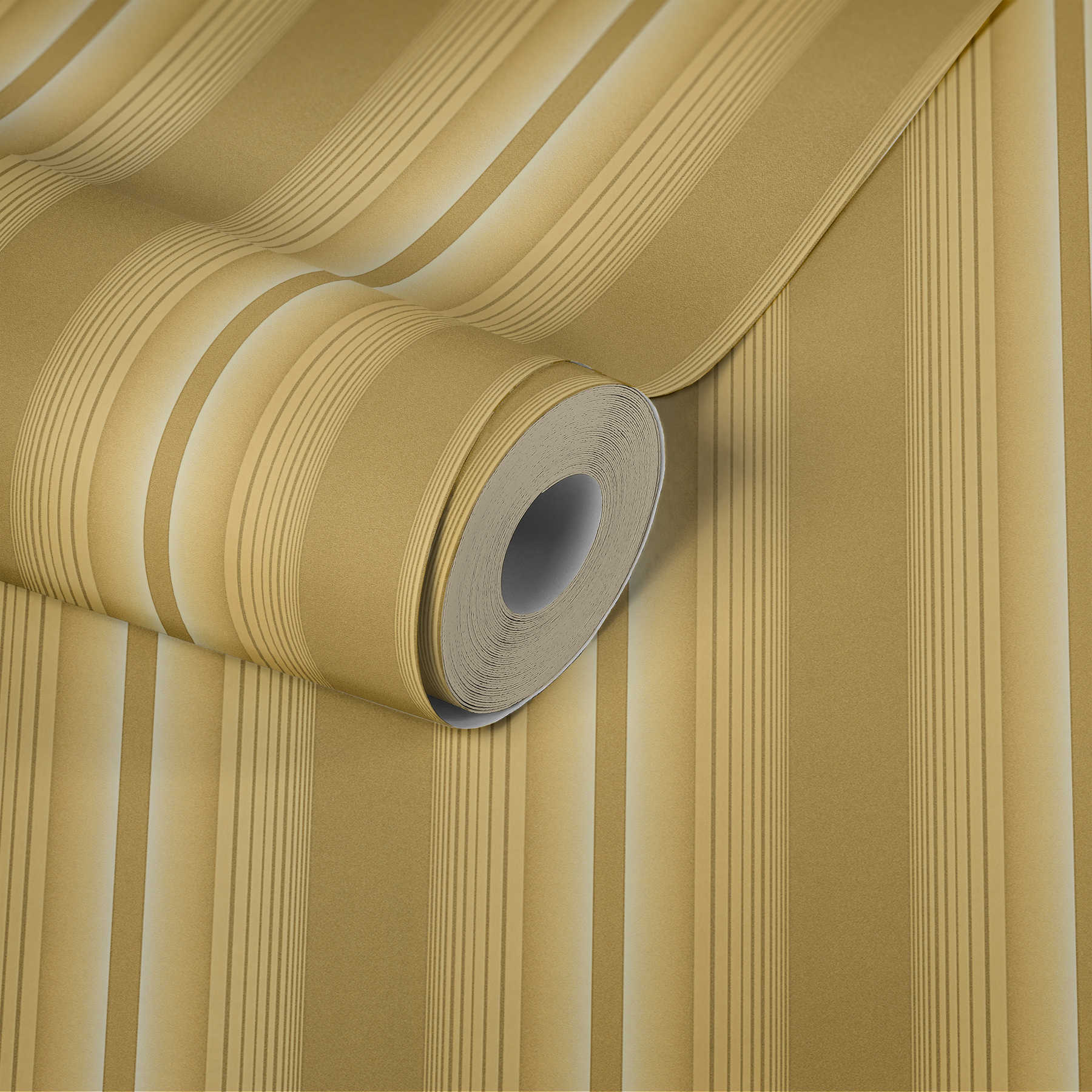             Gouden behang met streeppatroon, elegant & weelderig
        