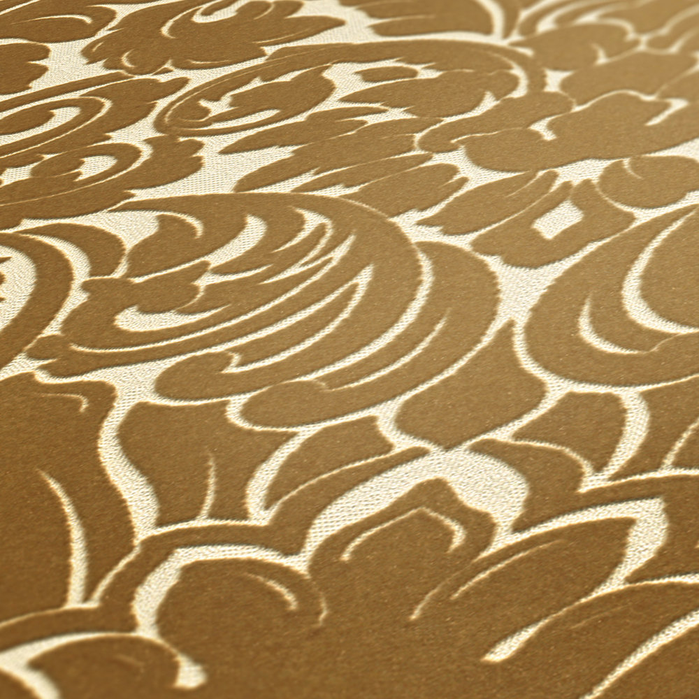             Papier peint baroque avec motif floqué soyeux en or
        