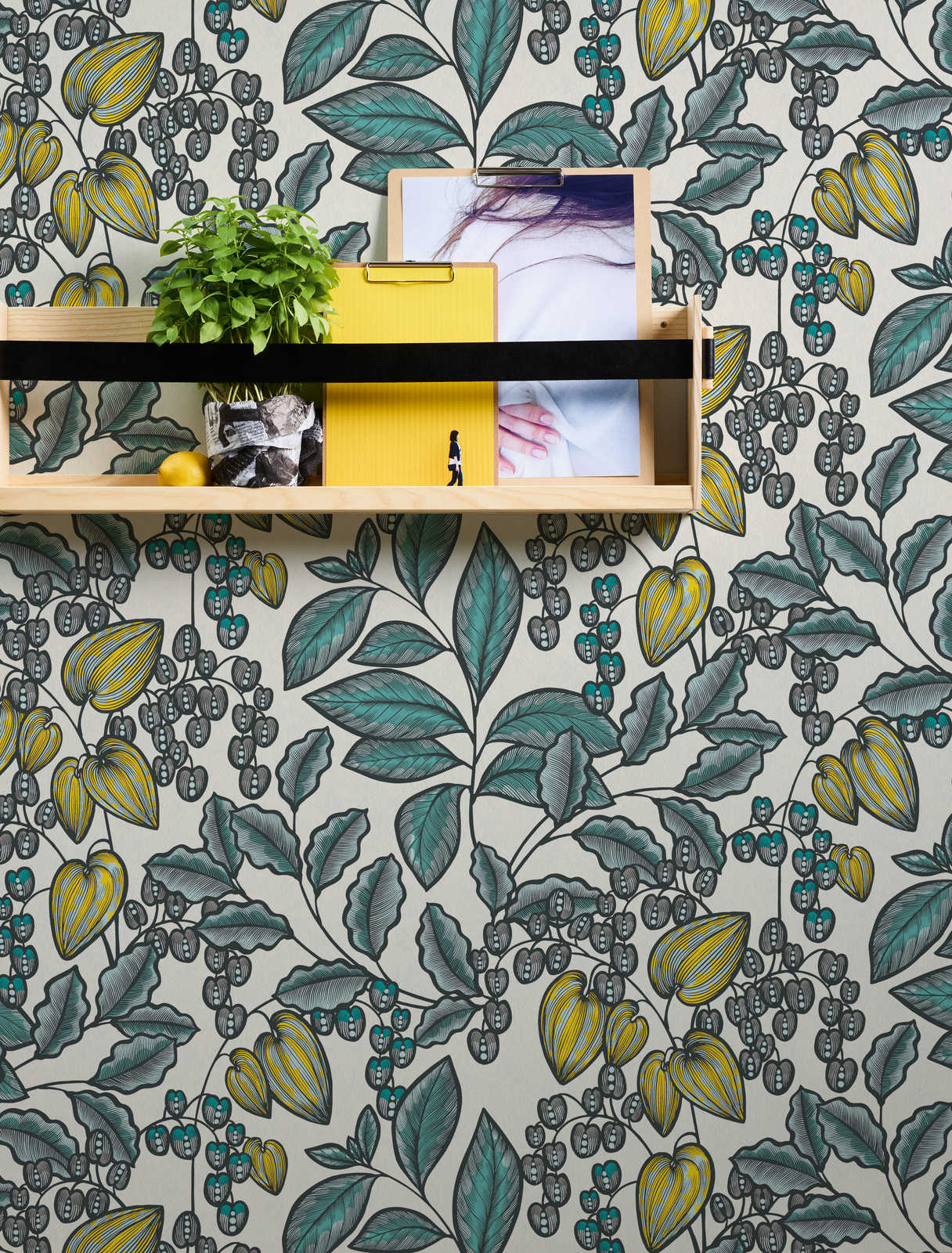             Non-woven wallpaper leaves design in Scandi look - blue, white, yellow
        