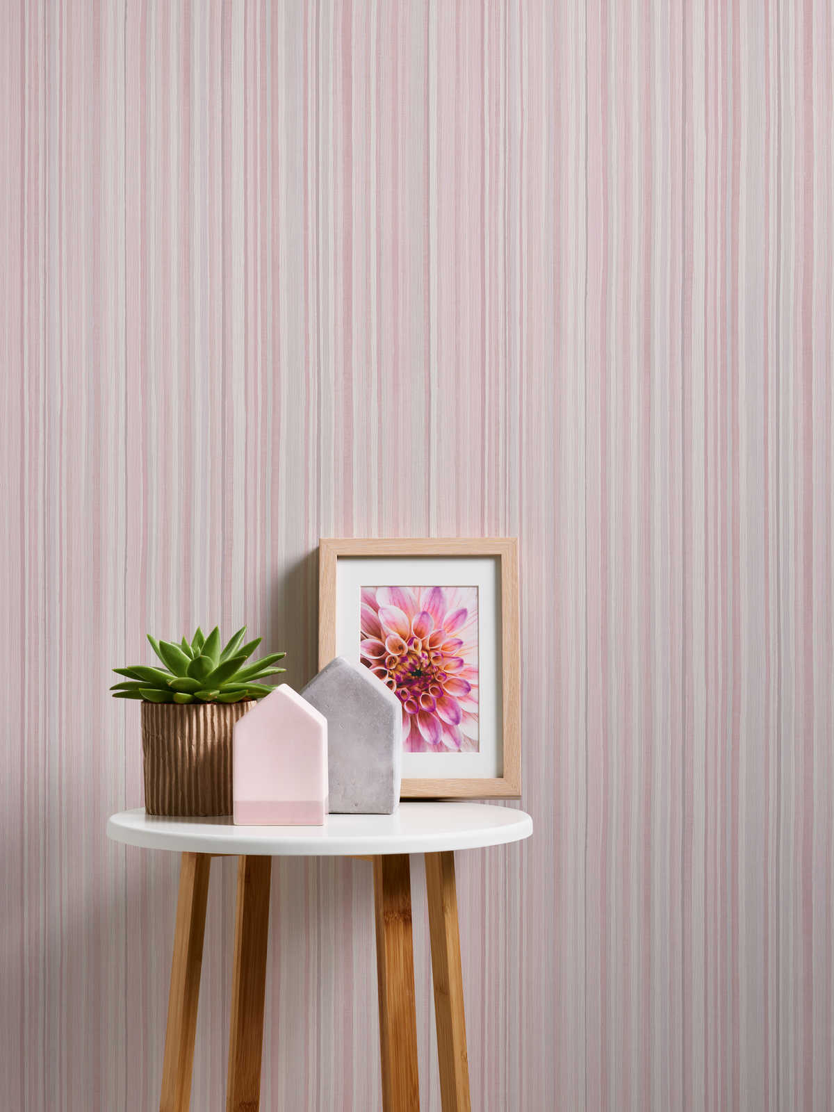             Gestreept behang met smal lijnenpatroon - roze, grijs
        