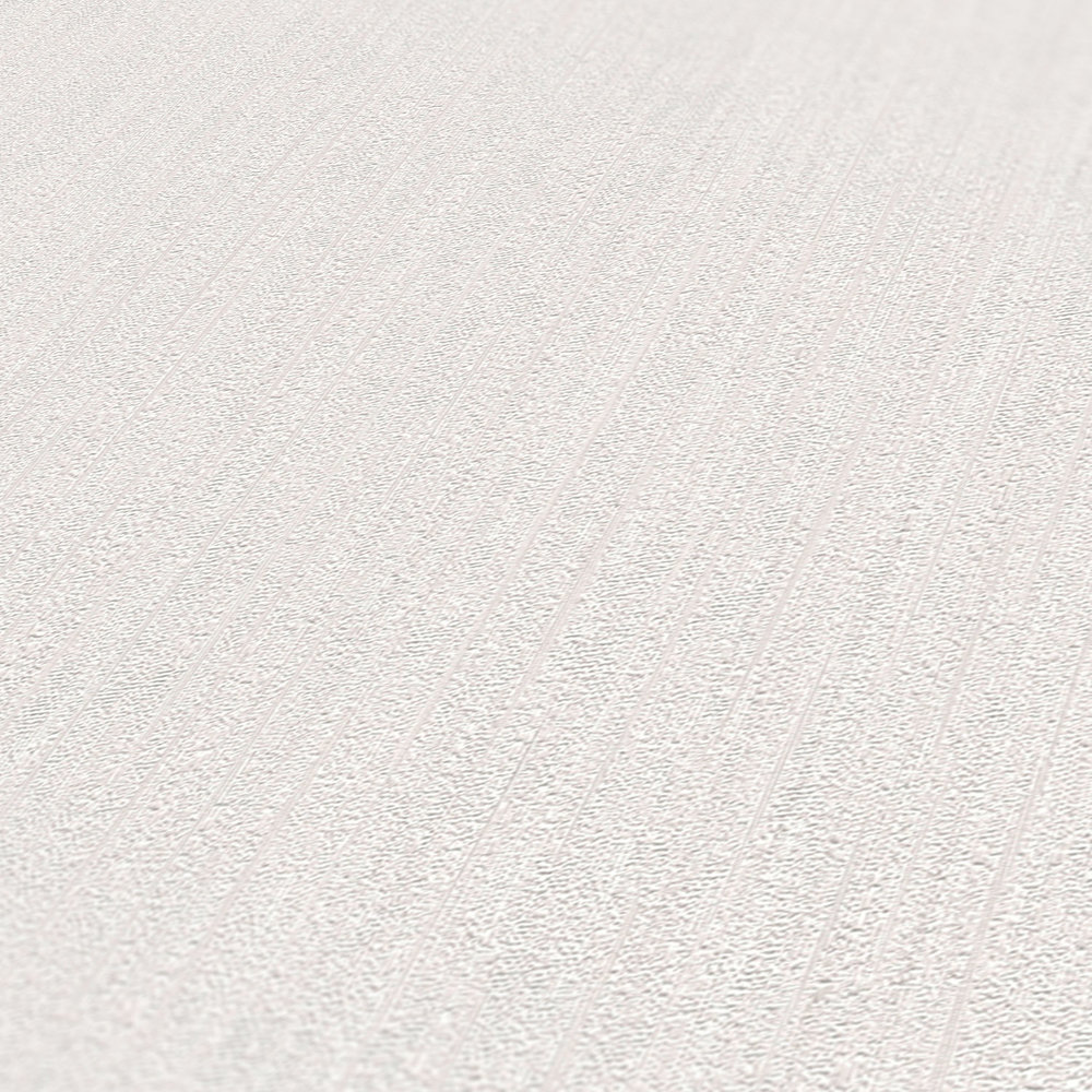             Papier peint blanc crème satiné avec effet texturé naturel
        