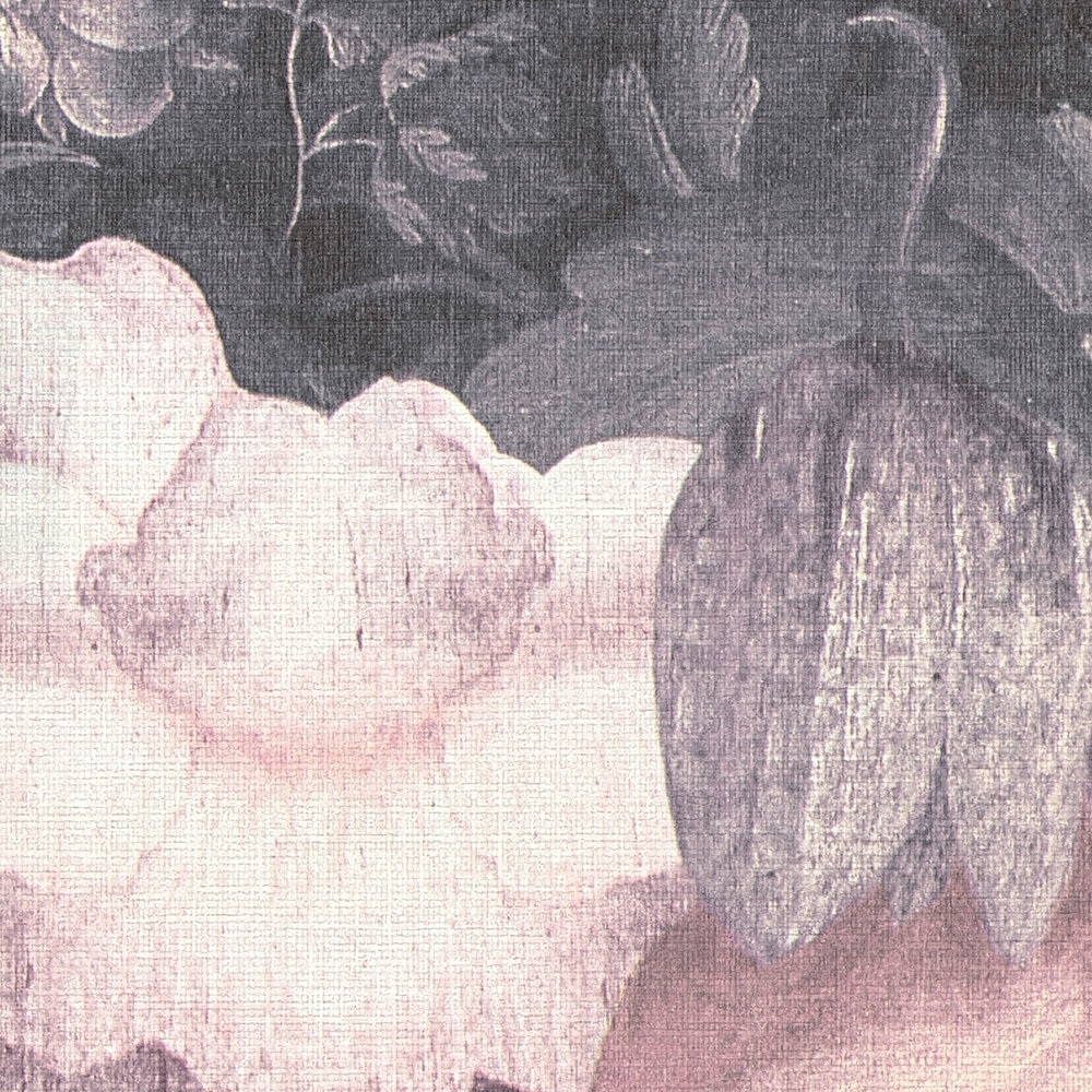             Carta da parati floreale in stile pittura, aspetto tela - grigio, rosa, nero
        