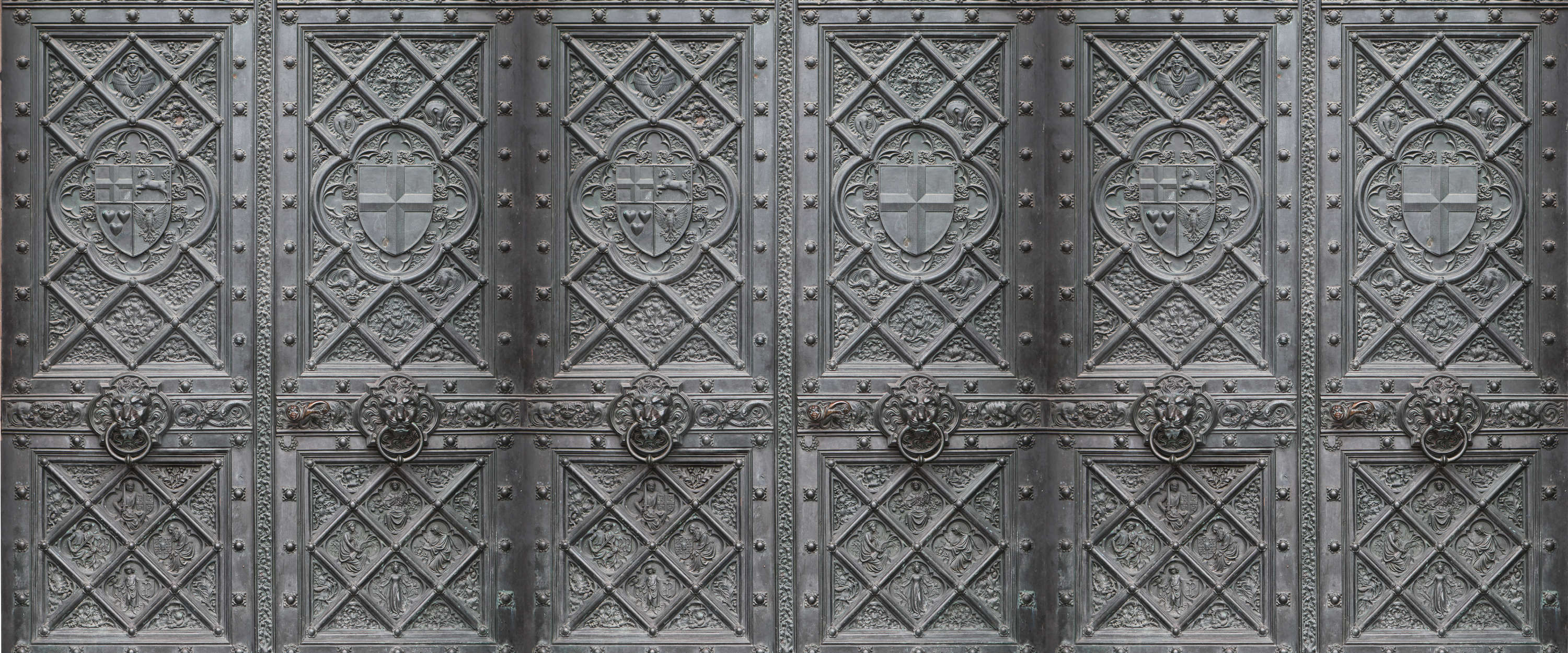             Metalen deurbehang in antieke stijl met detailpatroon
        