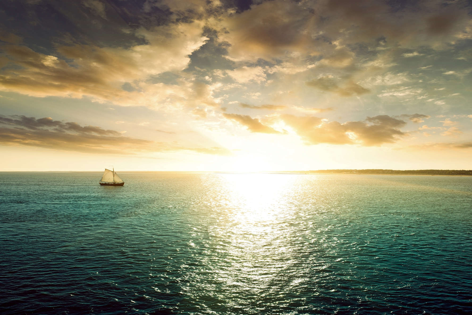             Zee fotobehang zeilboot bij zonsondergang op parelmoer glad vlies
        