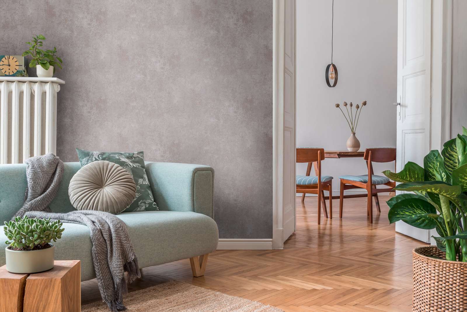             Grey non-woven wallpaper with metallic texture effect
        