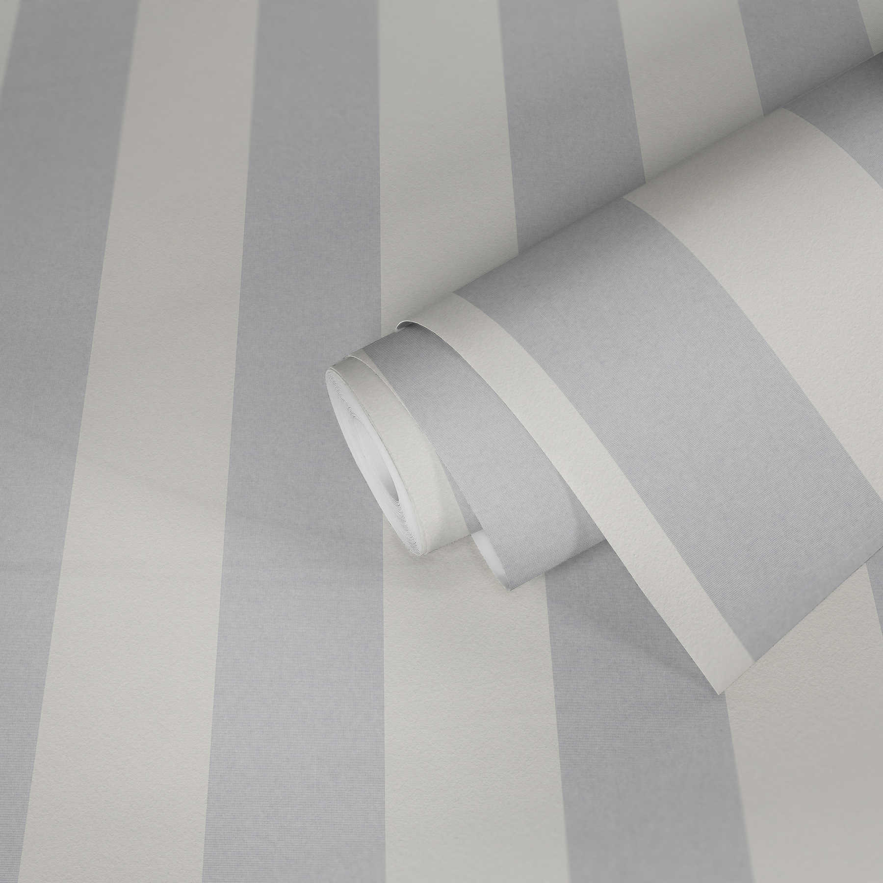             Paintable stripe wallpaper with 3D look - white
        