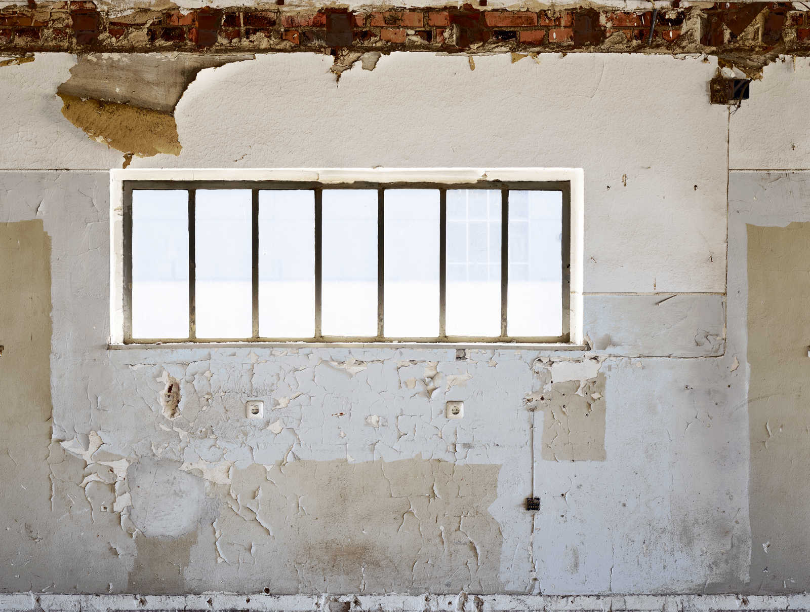             Vliesbehang gebroken kamerwand met raam - beige, grijs, wit
        