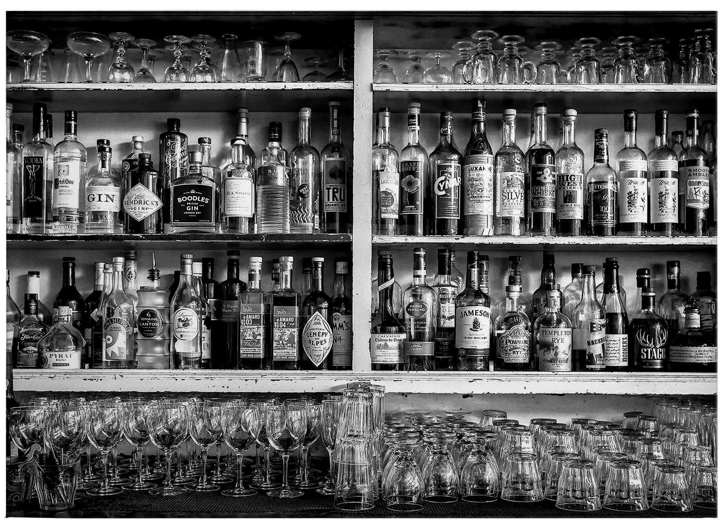             Black and white canvas print bar with bottles and glasses
        