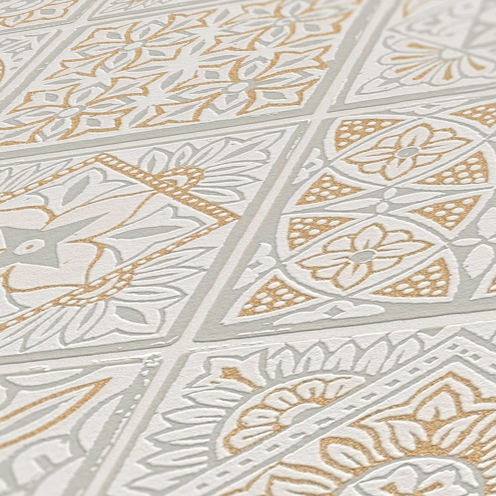             Papier peint intissé aspect carrelage avec mosaïques florales - or, gris, blanc
        