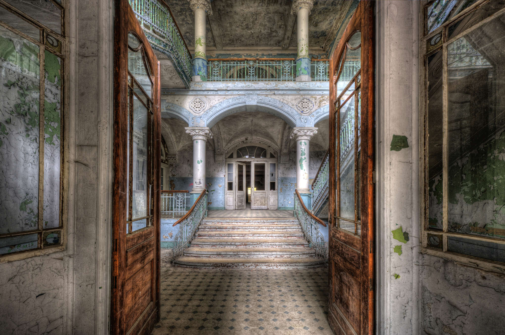             Papier peint panoramique vintage vieux hall d'entrée de villa sur intissé lisse nacré
        