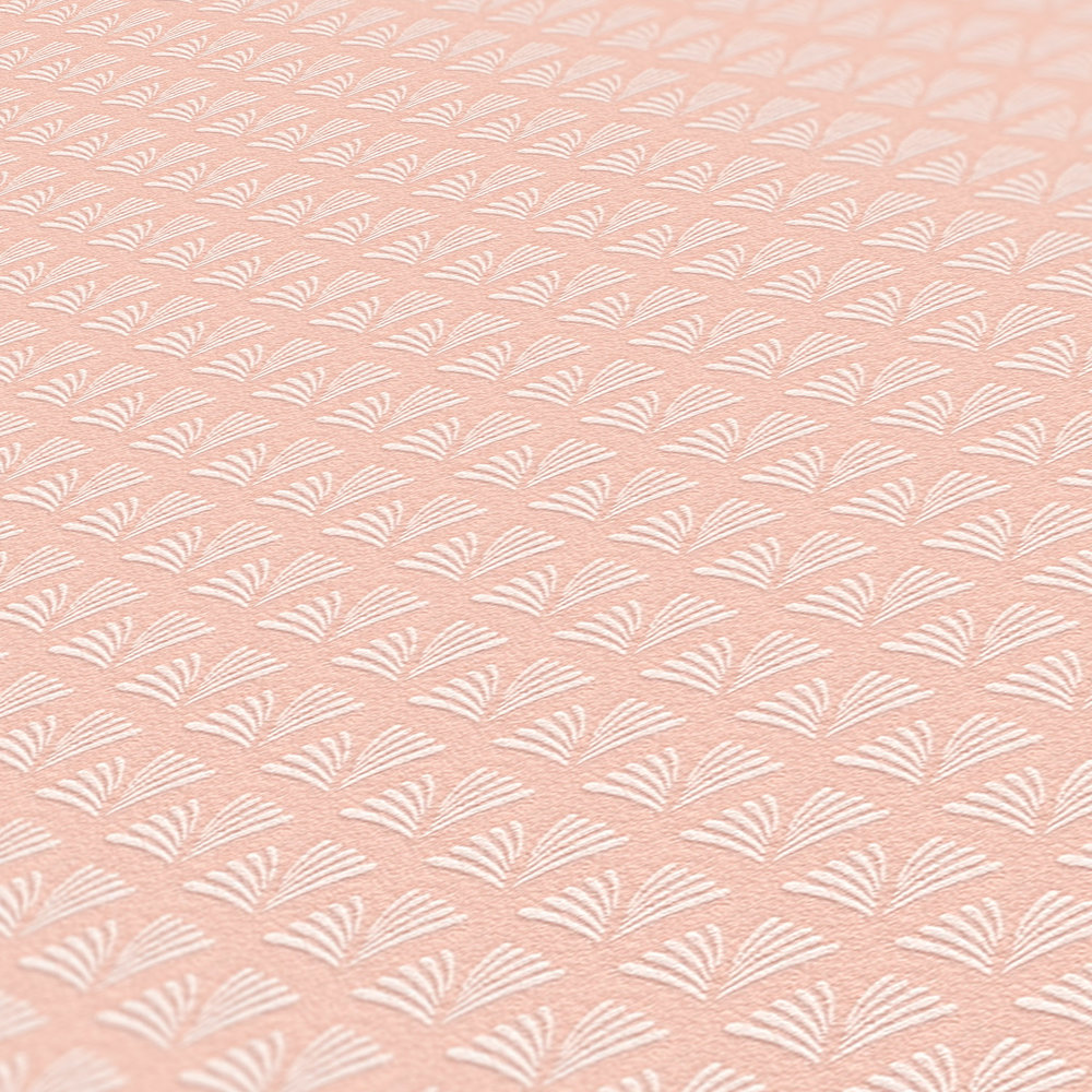             Roze vliesbehang met wit filigraanpatroon in een vrouwelijke look
        