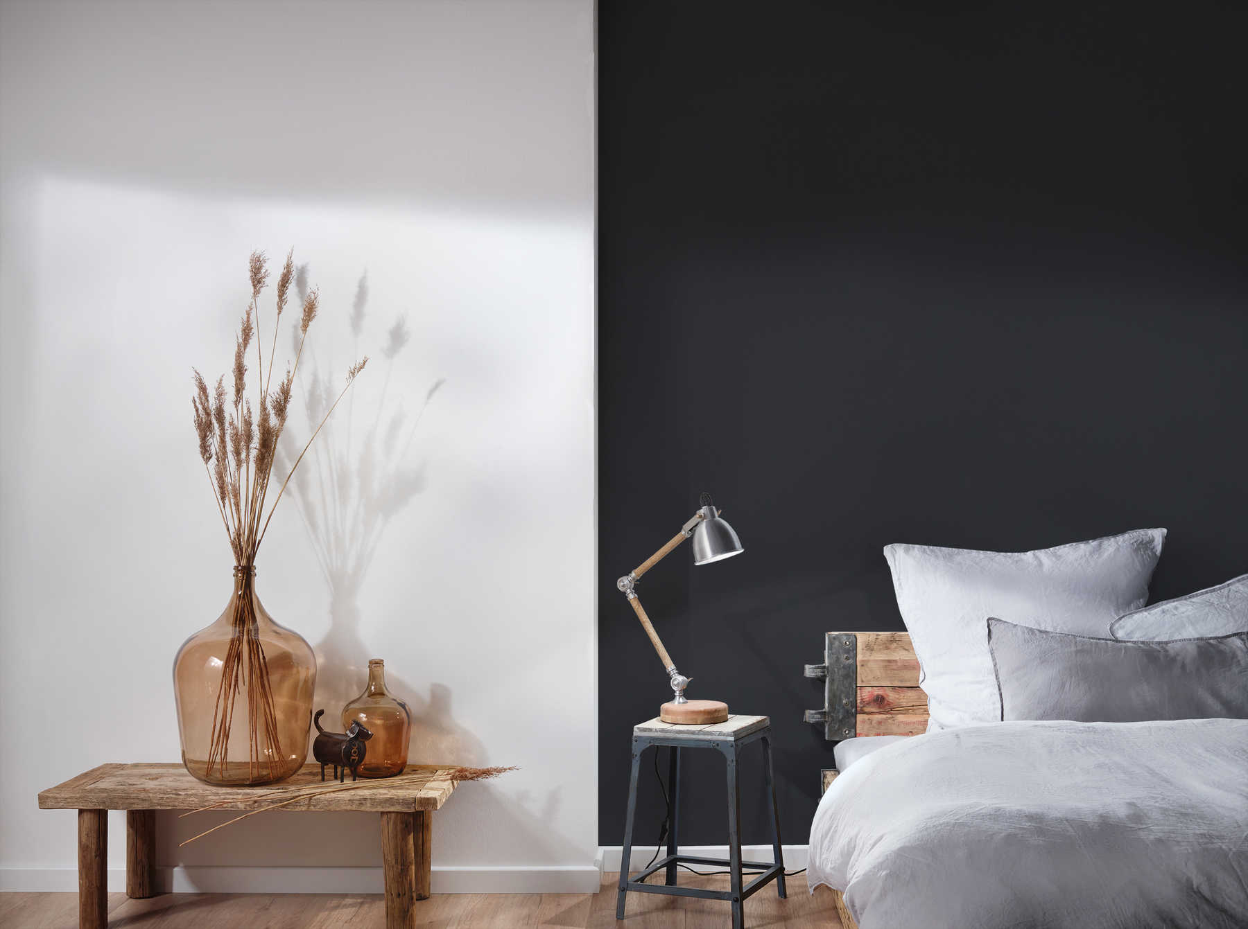             Silk matte non-woven wallpaper black plain with flat structure
        