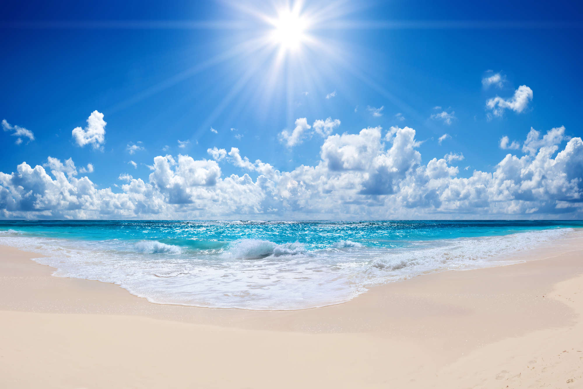             Papel pintado de playa con olas y sol brillante sobre vellón liso de primera calidad
        