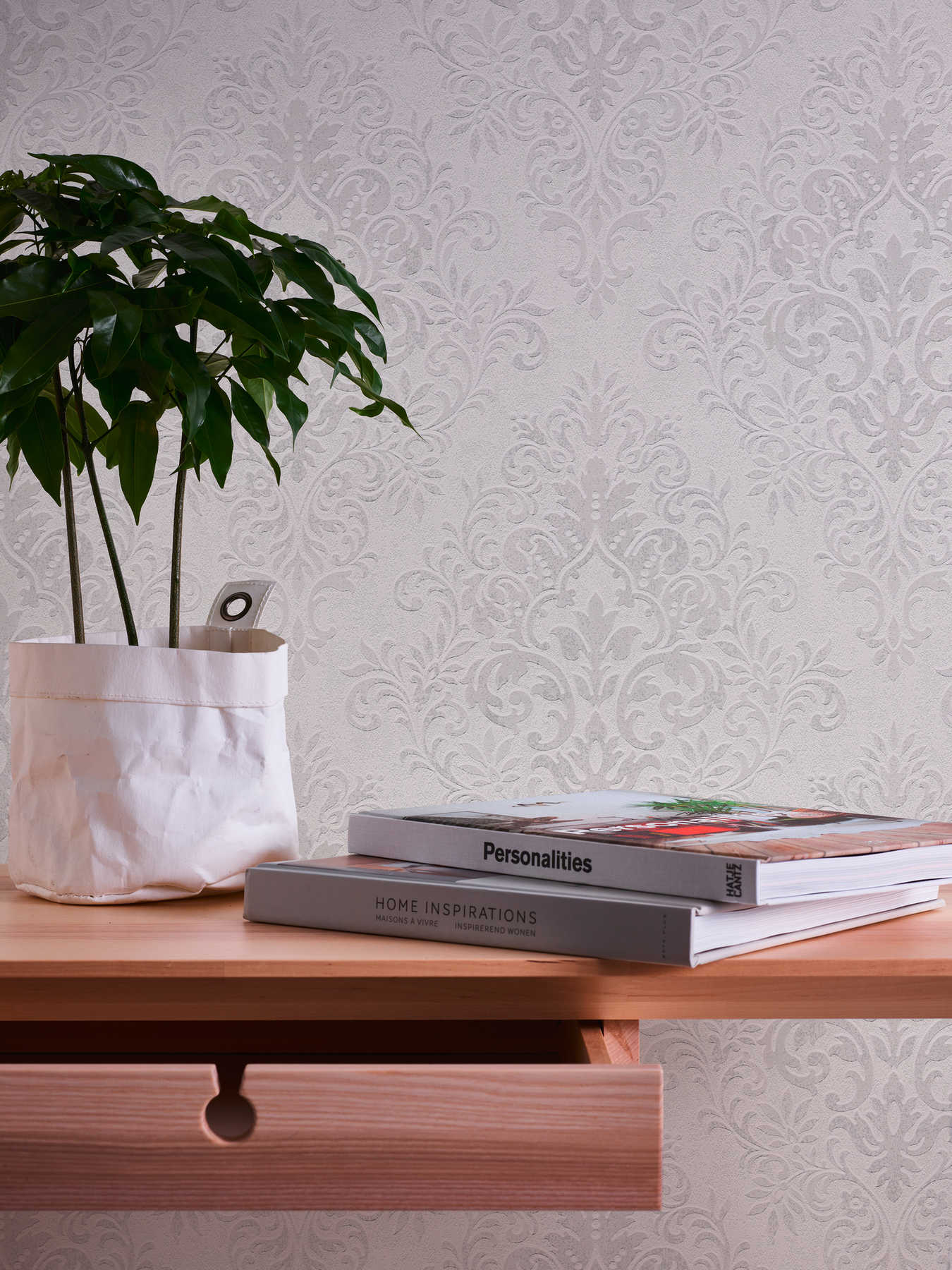             Non-woven wallpaper ornament design with metallic accents - grey
        