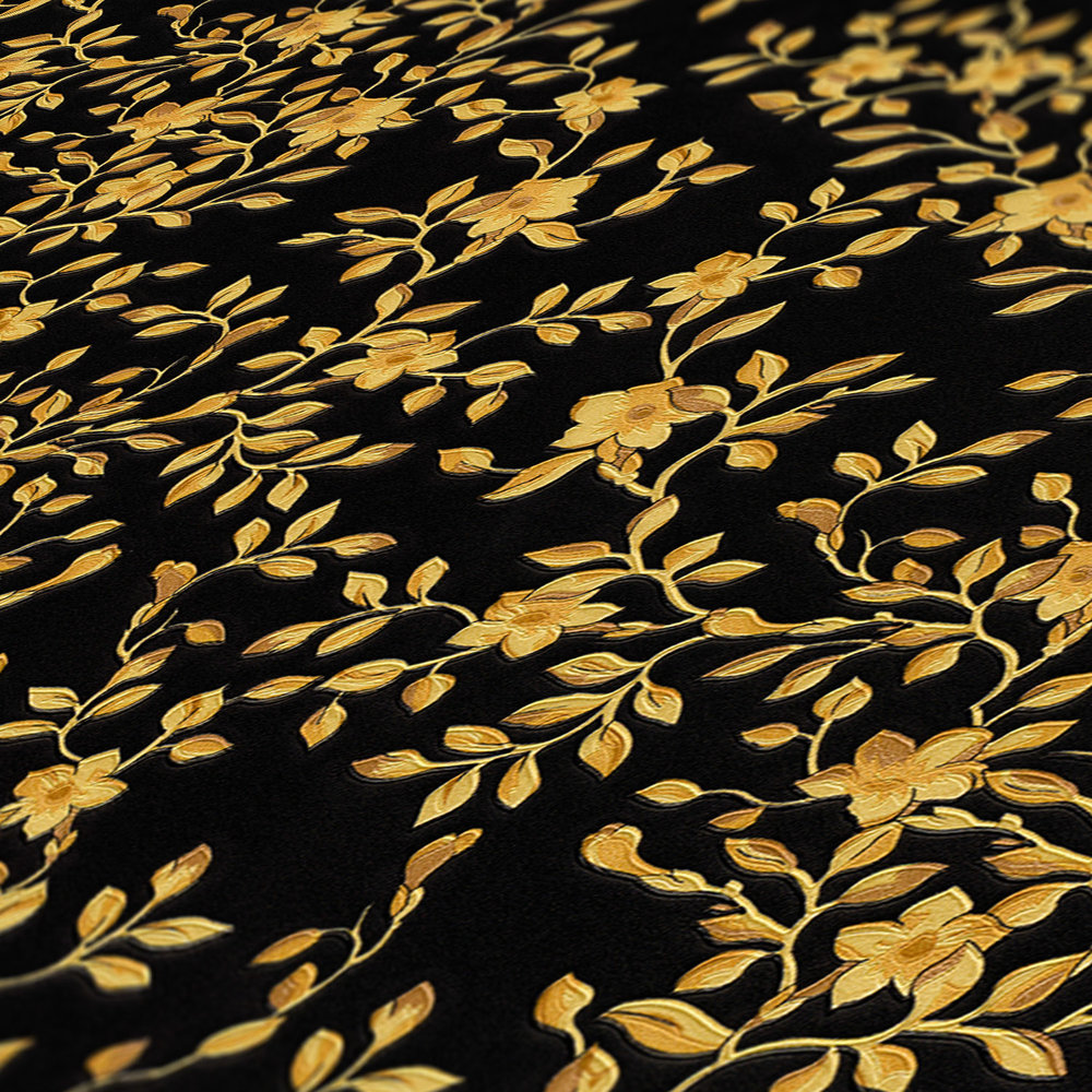             Papier peint noir VERSACE avec feuilles d'or & rinceaux d'arbres
        