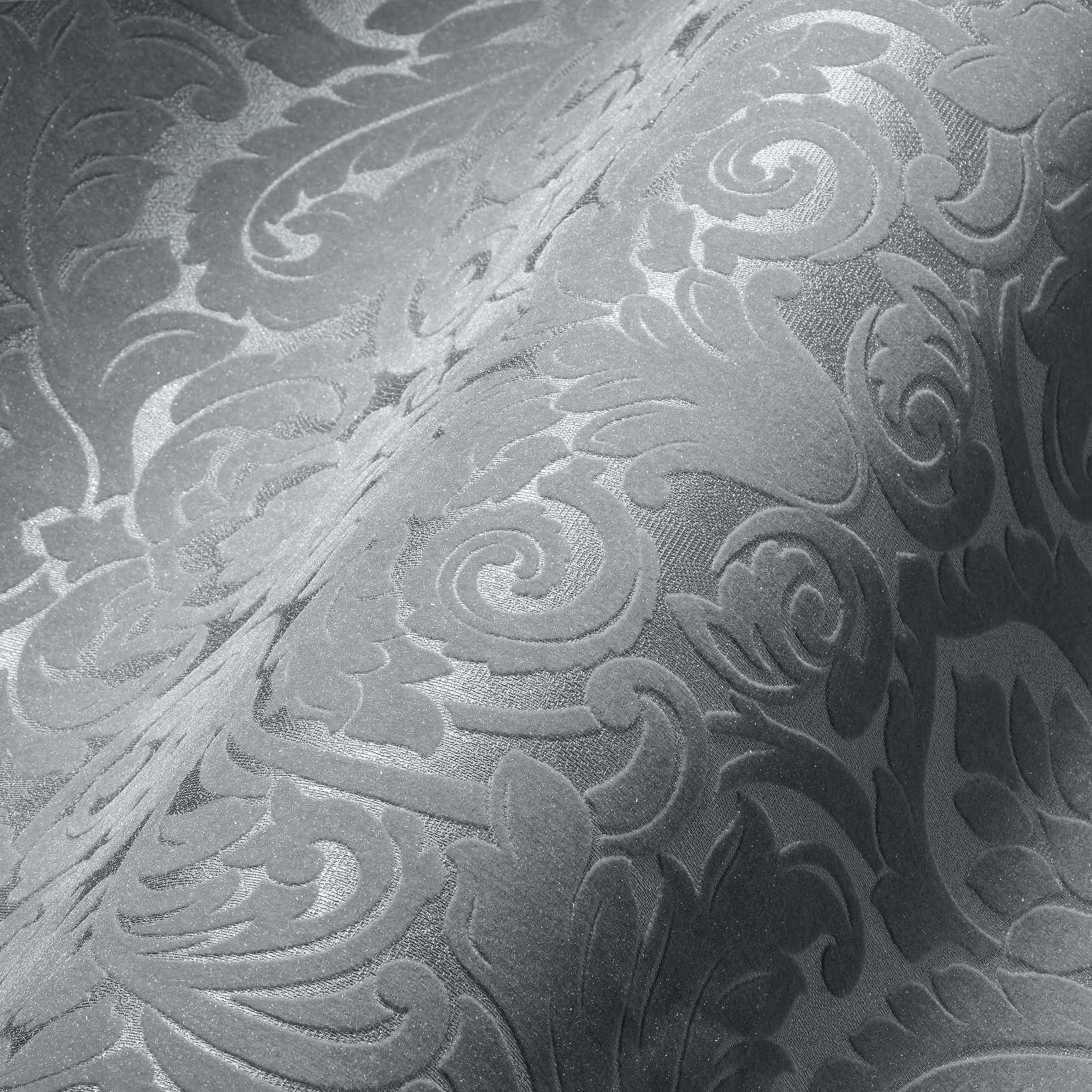             Papier peint baroque métallique avec 3D gaufré - Gris
        