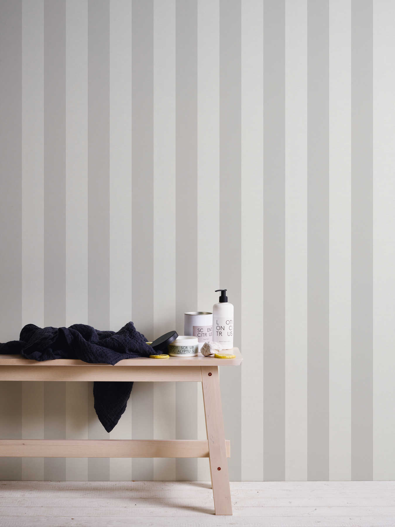             Blokstreepbehang met textiellook voor jong design - grijs, wit
        