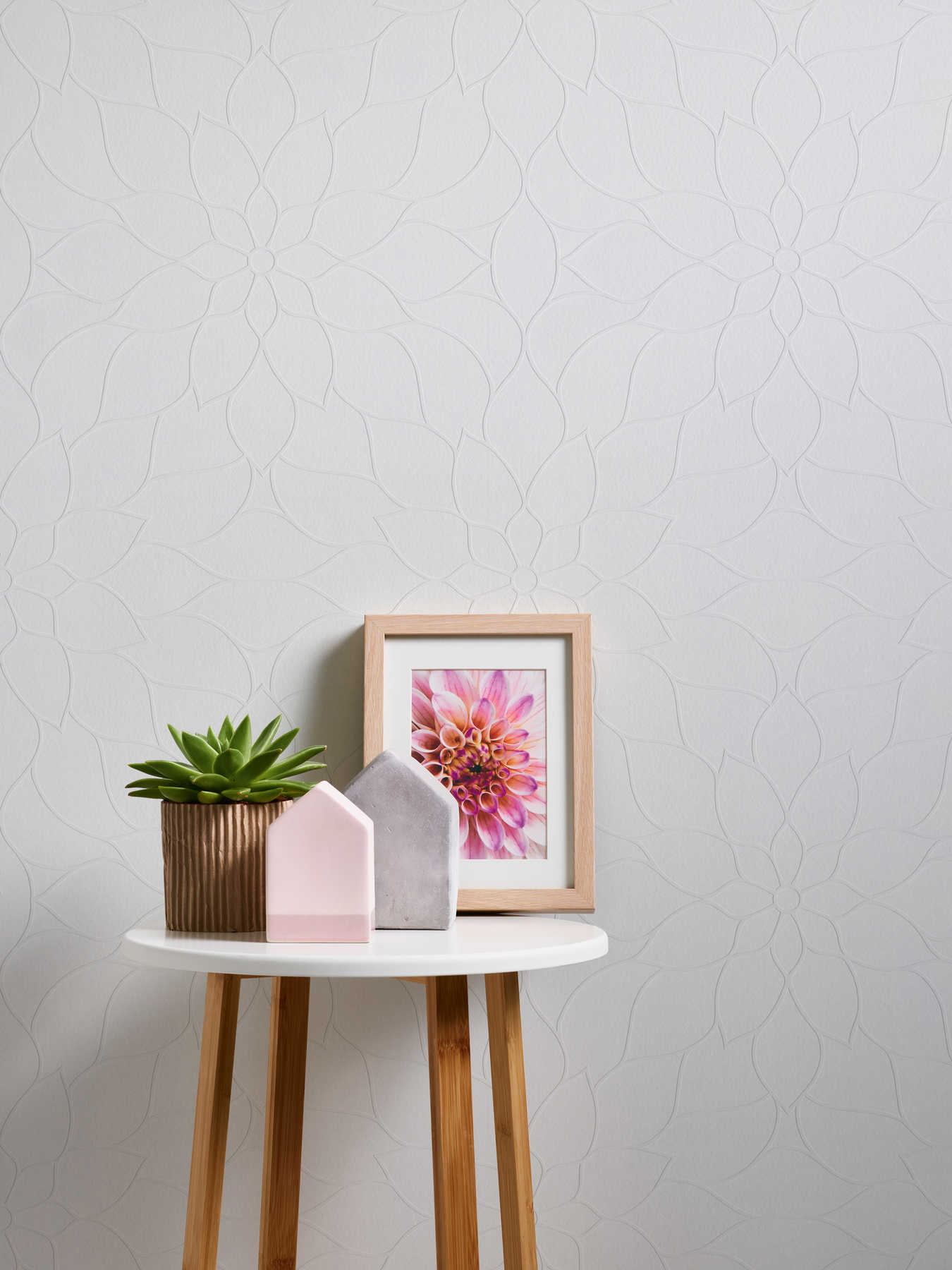             Beschilderbaar behang met modern bloemmotief
        