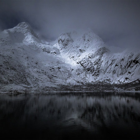 Papier peint panoramique Montagnes & Lacs - Lofoten en Norvège la nuit
