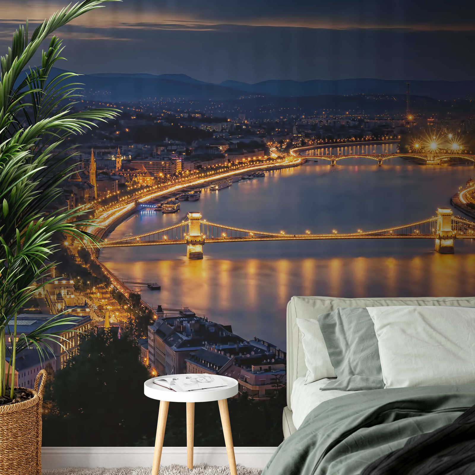             Papier peint panoramique Ville de Budapest la nuit - jaune, bleu, blanc
        
