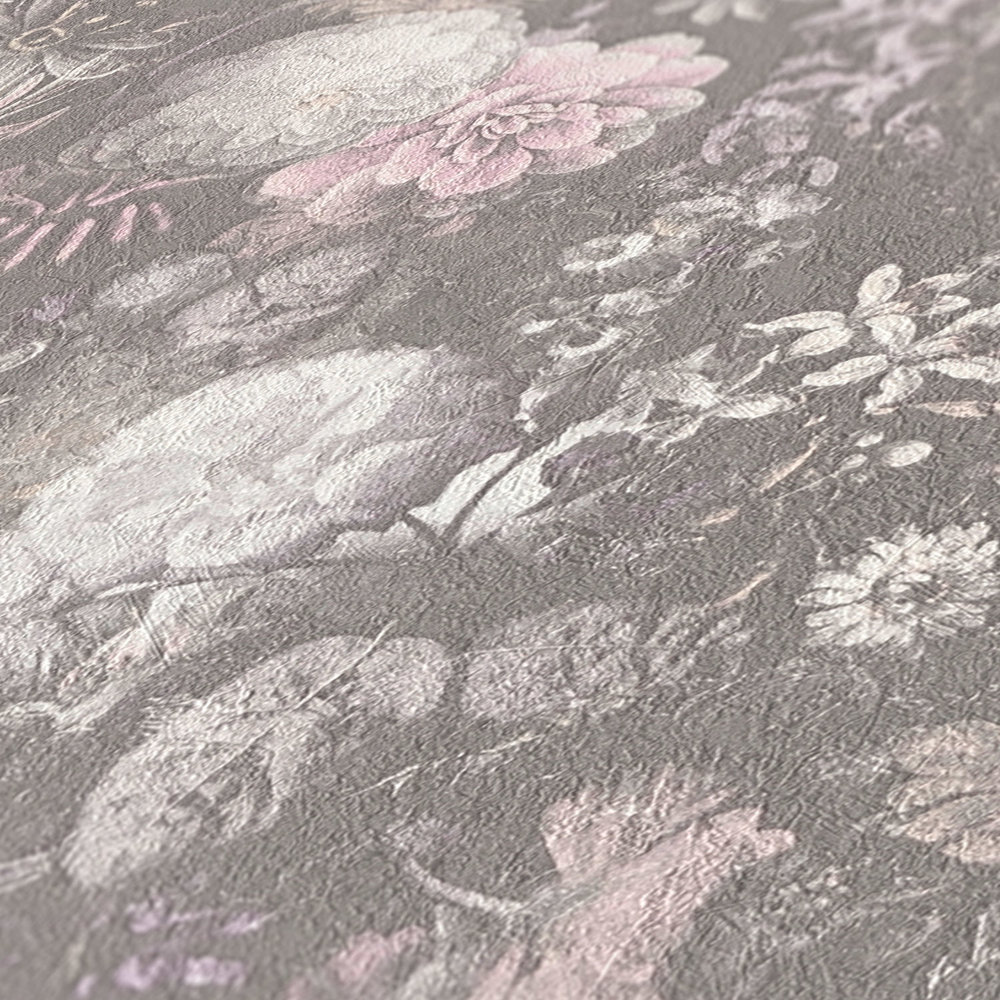             Carta da parati floreale rosa e grigia dal design vintage
        