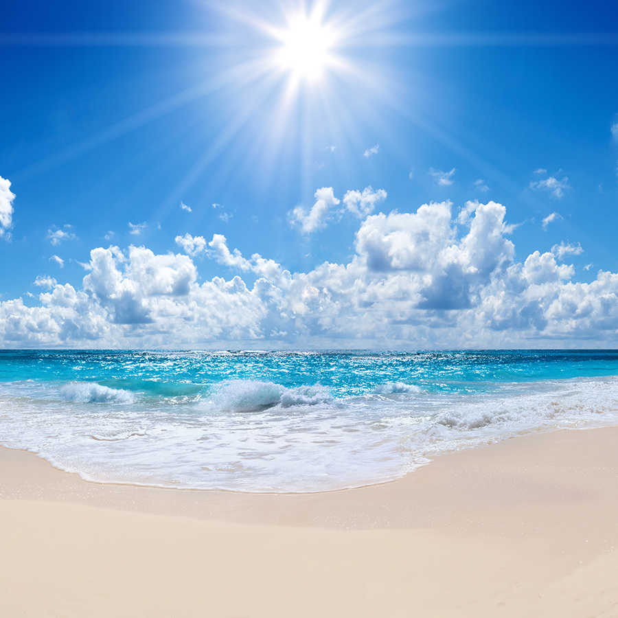 Papel pintado de playa con olas y sol brillante sobre vellón liso perlado
