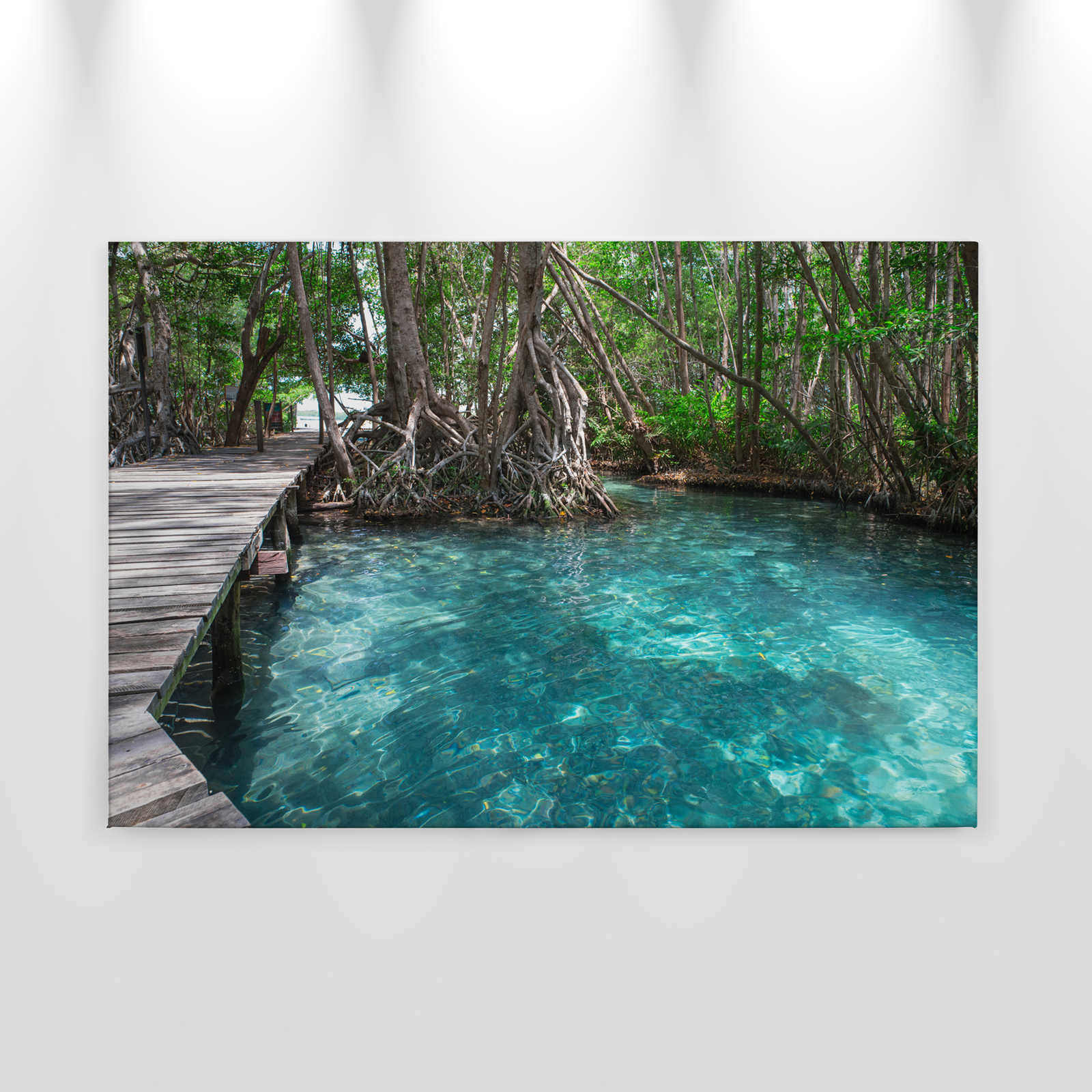             Canvas met houten pad over een meer in de jungle - 0,90 m x 0,60 m
        